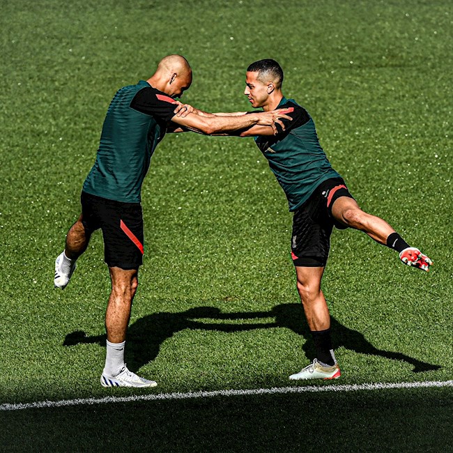 2 trụ cột Liverpool trở lại tập luyện 2 trụ cột Liverpool trở lại tập luyện