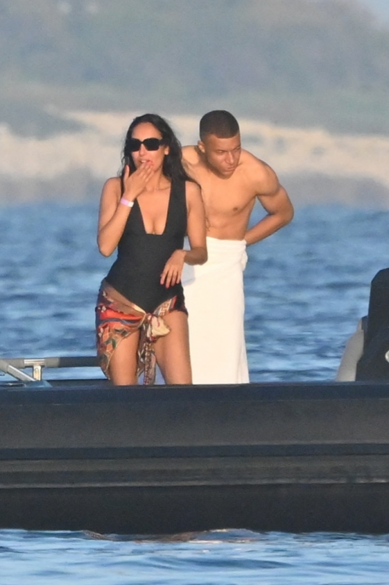 Kylian Mbappe vui vẻ bên nhiều người đẹp