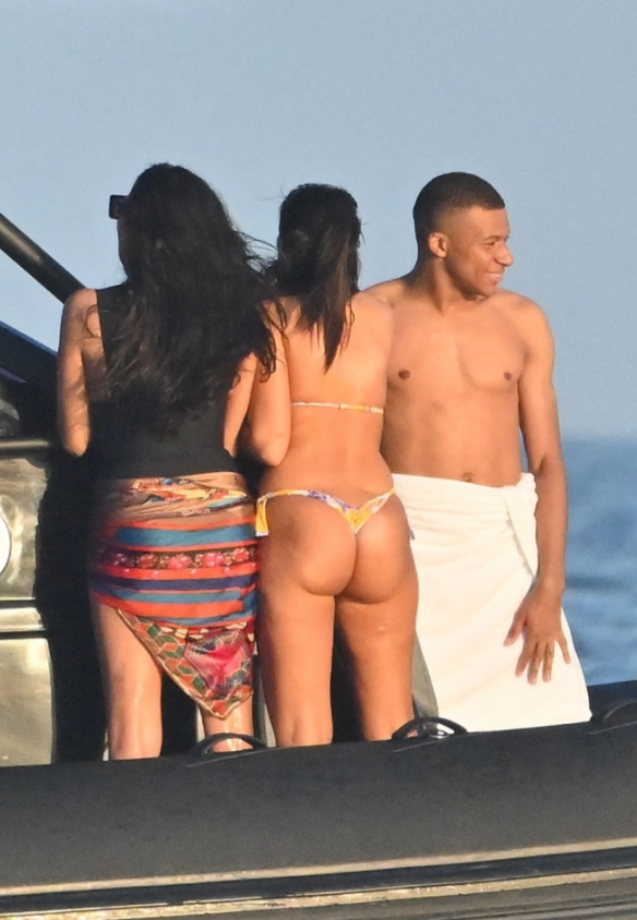 Kylian Mbappe vui vẻ bên nhiều người đẹp