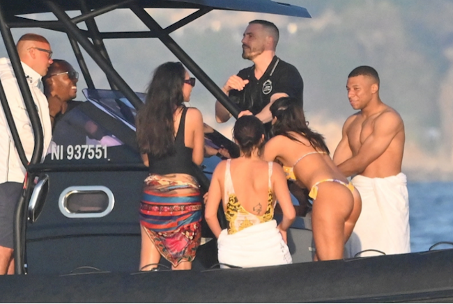 Kylian Mbappe vui vẻ bên nhiều người đẹp