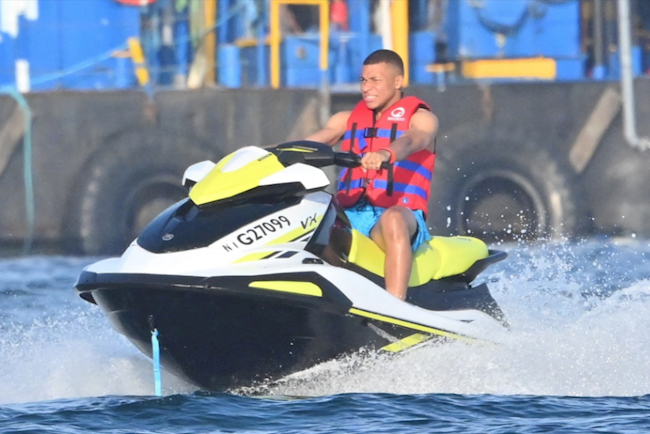 Kylian Mbappe vui vẻ bên nhiều người đẹp