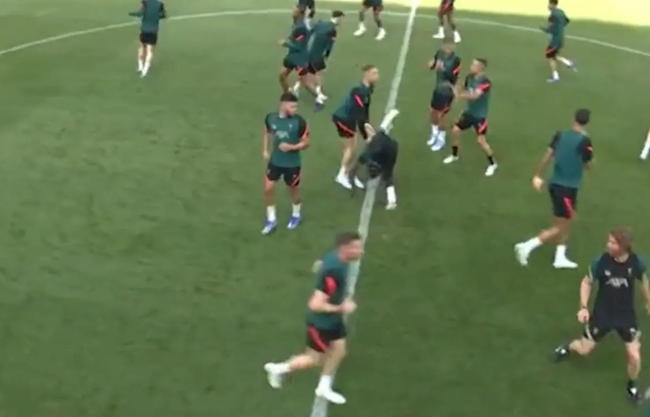 Sadio Mane ngã ra sau pha vui đùa với Van Dijk