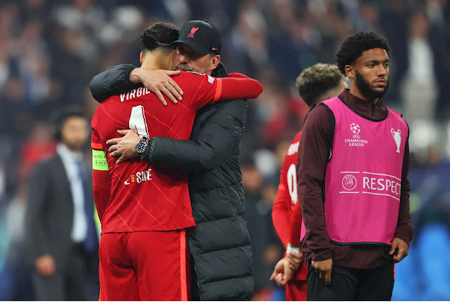 Klopp an ủi Van Dijk. Klopp an ủi Van Dijk.