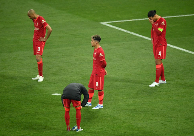 Nỗi buồn của các cầu thủ Liverpool sau khi trọng tài thổi còi kết thúc trận đấu, họ thua 0-1 trước Real Madrid. Nỗi buồn của các cầu thủ Liverpool sau khi trọng tài thổi còi kết thúc trận đấu, họ thua 0-1 trước Real Madrid.