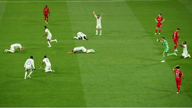 Hình ảnh trái ngược giữa cầu thủ của hai đội. Hình ảnh trái ngược giữa cầu thủ của hai đội.