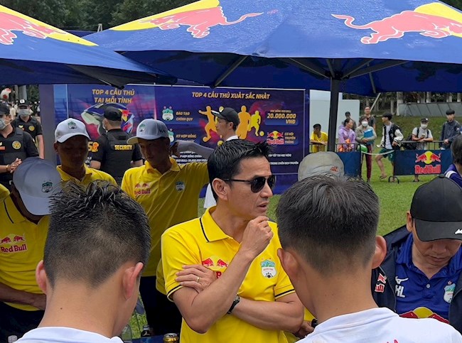 Kiatisuk tham dự chương trình tuyển quân của HAGL