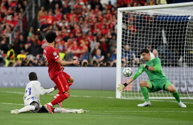 Phút 83, Salah đỡ bóng đẳng cấp trước khi dứt điểm ở cự ly gần, nhưng Courtois phản xạ xuất thần cứu thua cho Real Madrid. Phút 83, Salah đỡ bóng đẳng cấp trước khi dứt điểm ở cự ly gần, nhưng Courtois phản xạ xuất thần cứu thua cho Real Madrid.