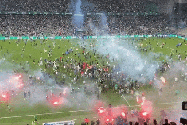 NHM trút giận về phía các cầu thủ và BHL St Etienne