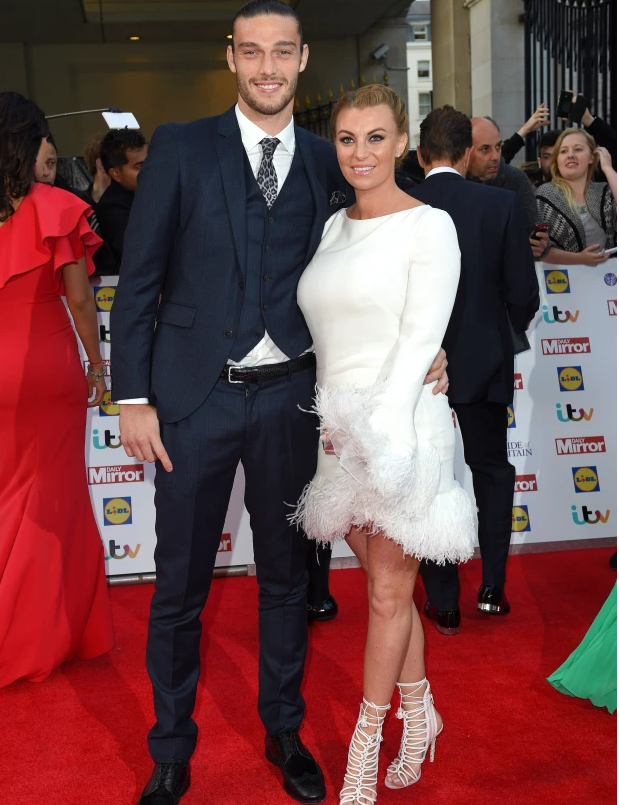 Billi Mucklow nổi điên trước hành động của Andy Carroll