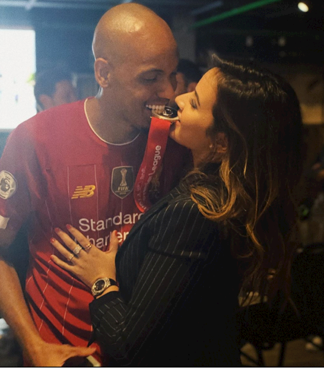 Vợ Fabinho tham dự cuộc diễu hành của Liverpool