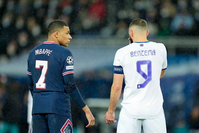 VIDEO: Benzema tay bắt mặt mừng khi gặp lại Mbappe