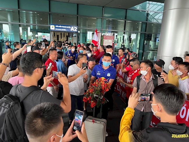 Thầy trò Kiatisuk được chào đón nồng nhiệt khi vừa đến Hải Phòng