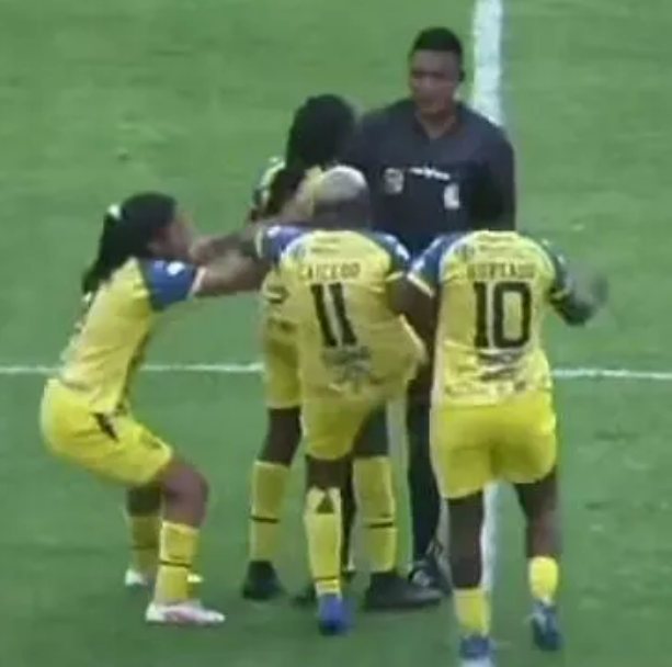 Cầu thủ nữ hành hung trọng tài nam gây sốt