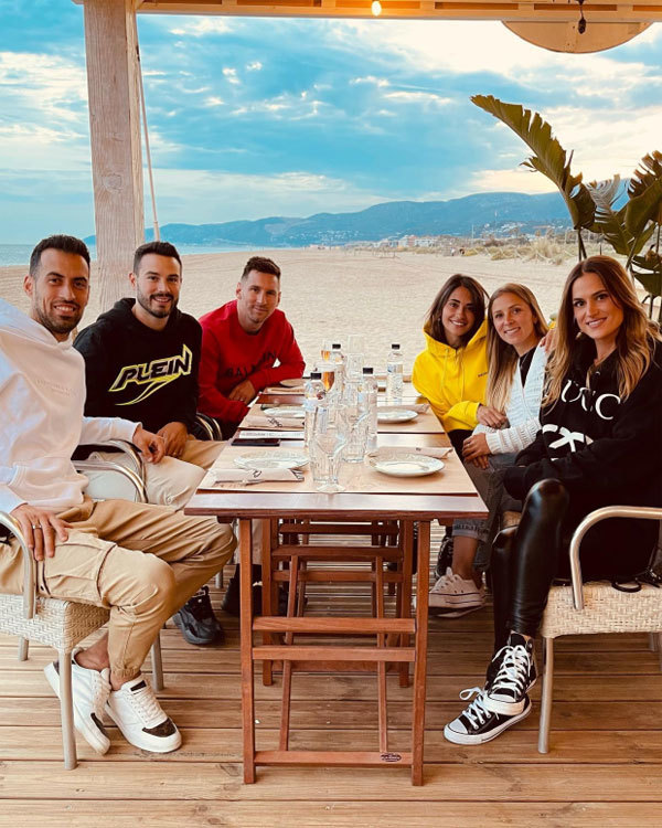 Vợ chồng Messi ăn trưa cùng Busquets tại nhà hàng của Suarez