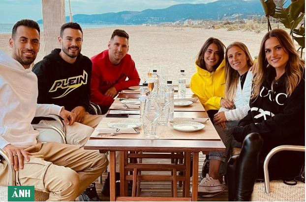 Vợ chồng Messi ăn trưa cùng Busquets tại nhà hàng của Suarez