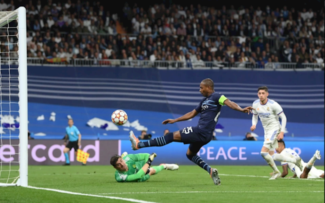 Tình huống Fernandinho bỏ lỡ cơ hội ghi bàn