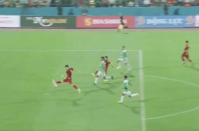 VIDEO: Tiến Linh đệm bóng hụt trước khung thành Indonesia