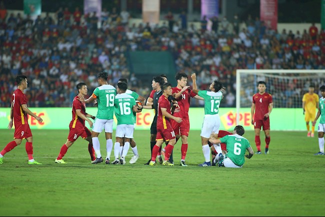 Hoàng Đức phản ứng gay gắt khi đồng đội bị chơi xấu