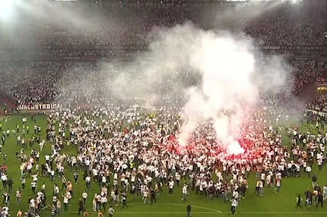 Hàng nghìn CĐV Frankfurt đã tràn từ trên khán đài xuống sân để ăn mừng Hàng nghìn CĐV Frankfurt đã tràn từ trên khán đài xuống sân để ăn mừng