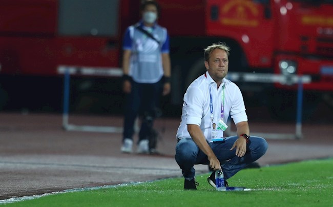 HLV Polking e dè trước U23 Campuchia của Keisuke Honda