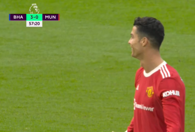 Ronaldo cười khi MU bị dẫn trước 3-0
