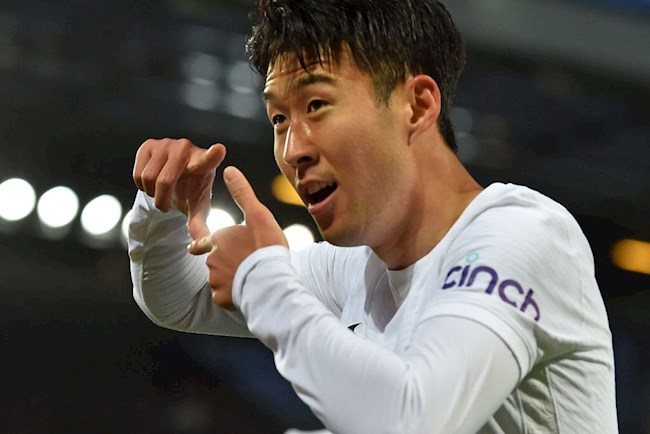 Động tác ăn mừng quen thuộc của Son Heung Min sau khi sút tung lưới Liverpool