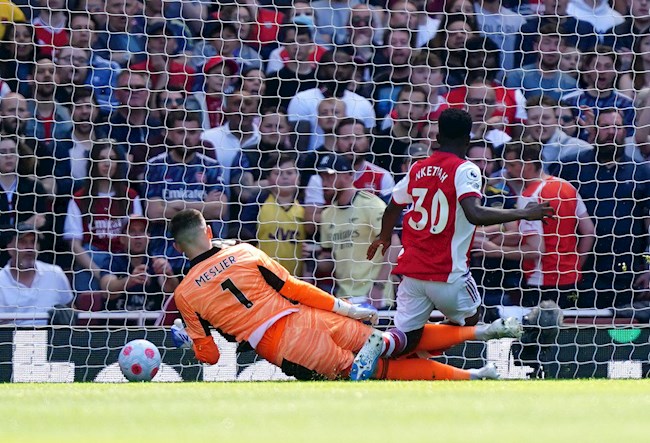 Eddie Nketiah giúp Arsenal đánh bại Leeds United 2-1