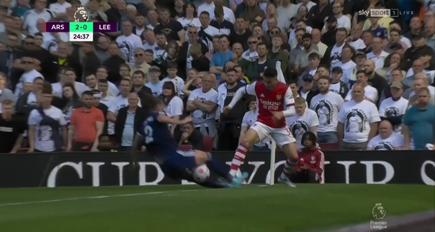 Ayling và pha vào bóng dẫn đến thẻ đỏ