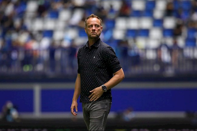 HLV ĐT Thái Lan khó chịu khi bị CĐV đòi sa thải 1 HLV ĐT Thái Lan khó chịu khi bị CĐV đòi sa thải 1