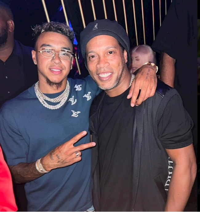 Jesse Lingard tươi cười bên Neymar và Ronaldinho