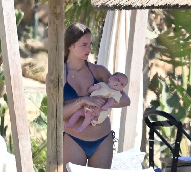 Hình ảnh mới nhất của Van de Beek và bạn gái