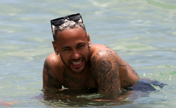 Neymar vui đùa bên các người đẹp 1