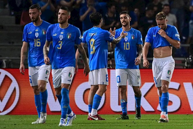 Italia vươn lên dẫn bàn nhờ công của Pellegrini (số 10)
