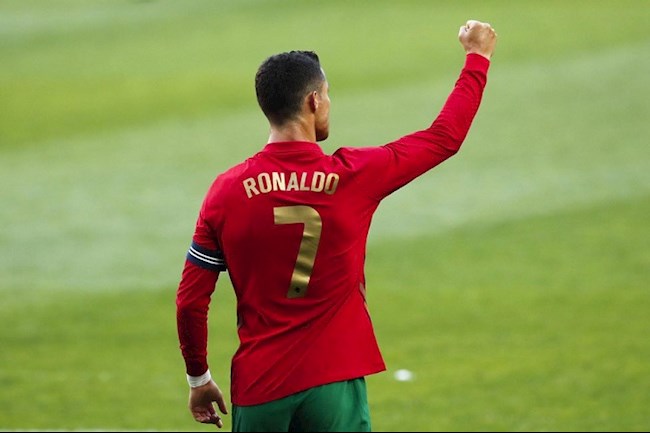 Ronaldo ghi 2 bàn vào lưới Thụy Sĩ