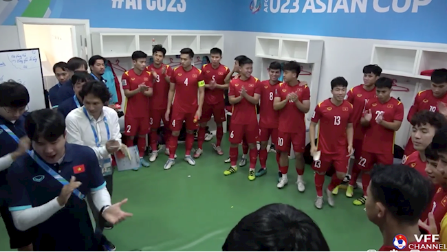 Khoảnh khắc ấn tượng: HLV Gong truyền lửa cho học trò trước thềm đấu Hàn Quốc