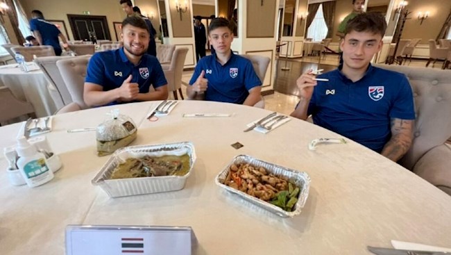 U23 Thái Lan nhận đồ "tiếp tế" từ quê nhà U23 Thai Lan nhan do "tiep te" tu que nha
