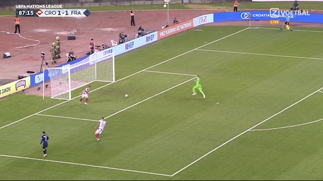Antoine Griezmann bỏ lỡ cơ hội khó tin trước Croatia