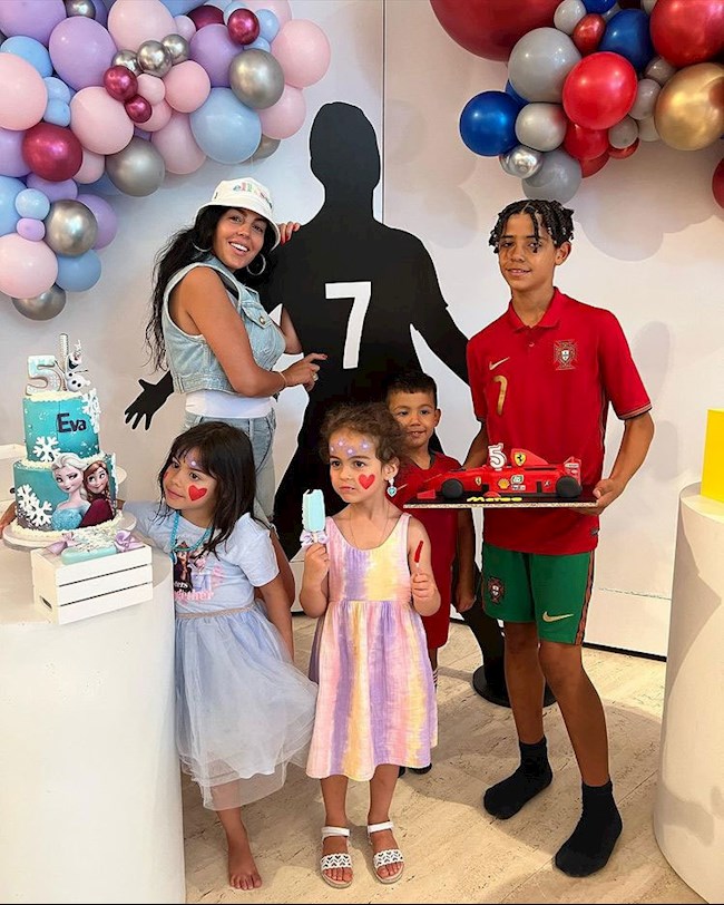 Ảo thuật gia lừng danh xuất hiện tại sinh nhật của Ronaldo