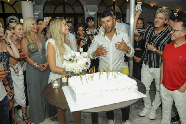 Sergio Aguero mừng sinh nhật tuổi 34 cùng bạn gái xinh đẹp