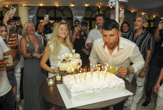 Sergio Aguero mừng sinh nhật tuổi 34 cùng bạn gái xinh đẹp