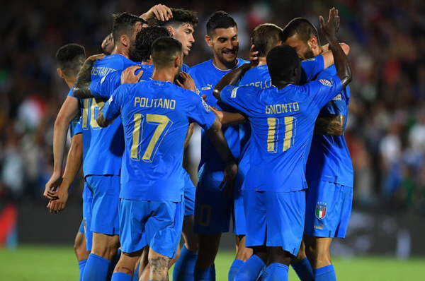 Italia tạm vươn lên dẫn đầu bảng A3 sau 2 lượt trận