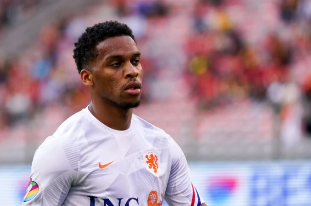 Van Gaal khuyen Jurrien Timber o lai Ajax