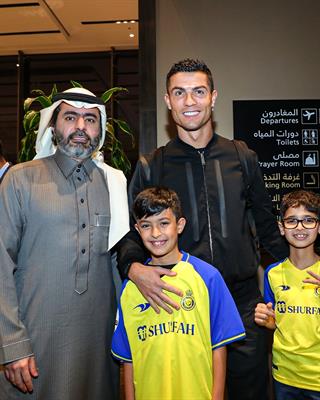 Ronaldo xuất hiện rạng rỡ tại Saudi Arabia 2