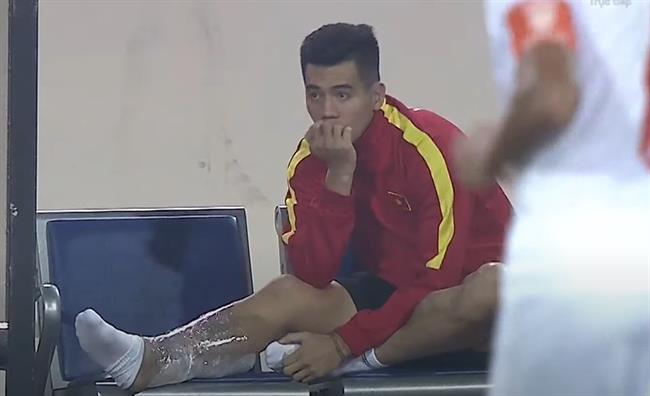 Tiến Linh phải chườm đá ở trận gặp Myanmar