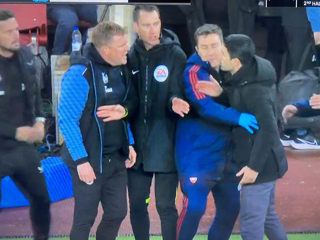 Eddie Howe len tieng ve tinh huong hon chien voi Arteta