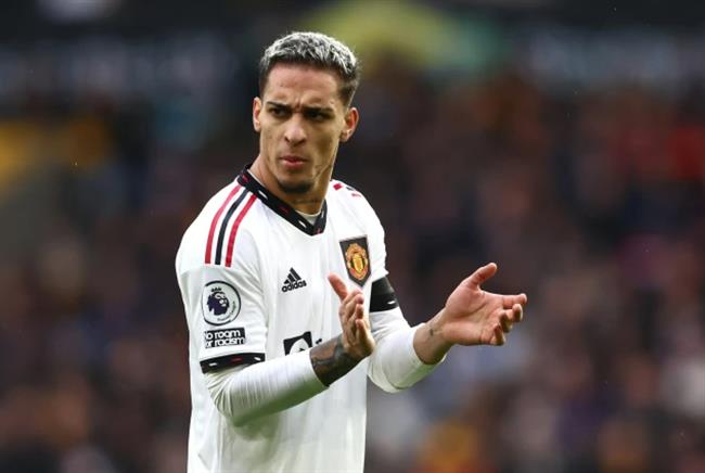 Erik ten Hag giải thích lý do Antony vắng mặt và Varane ngồi dự bị