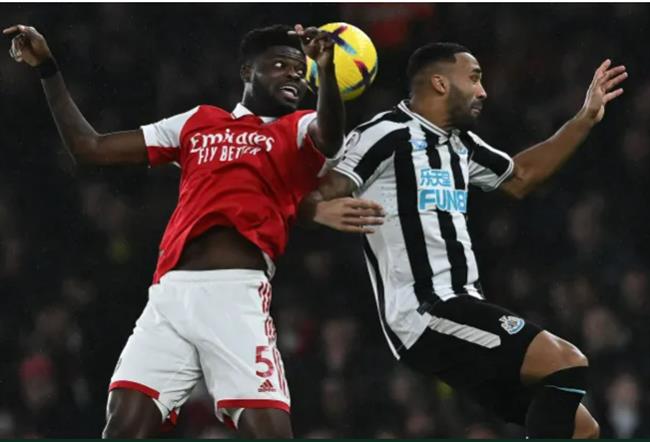 Arsenal và Newcastle chia điểm trong trận cầu 0 bàn thắng, 9 thẻ vàng 2