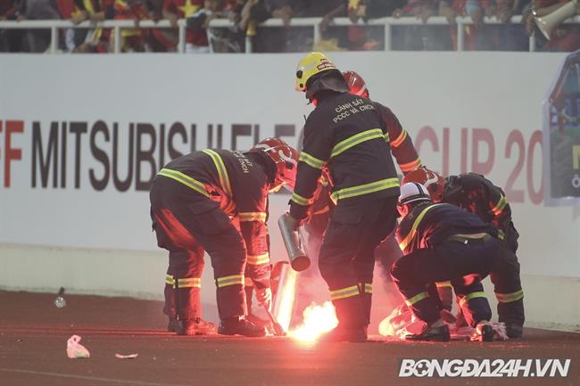 Pháo sáng xuất hiện trong trận đấu của ĐT Việt Nam 2 Pháo sáng xuất hiện trong trận đấu của ĐT Việt Nam 2