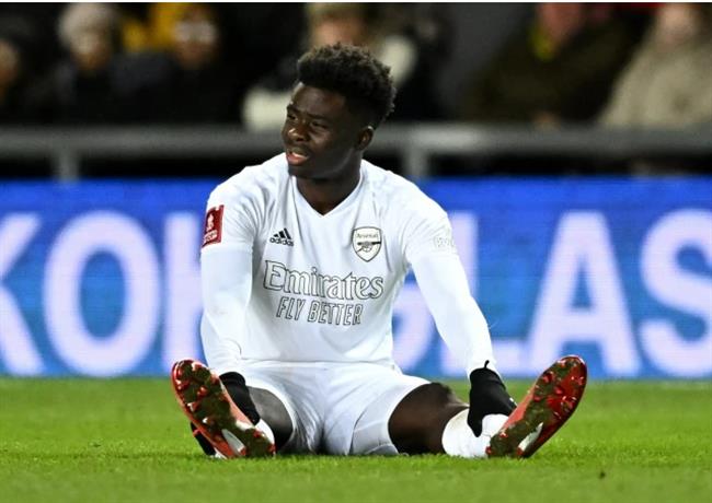 Bukayo Saka dinh chan thuong