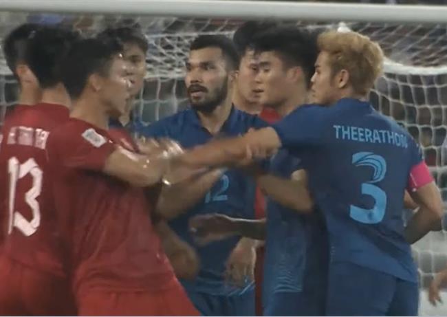 Theerathon Bunmathan dùng tiểu xảo khiến Quế Ngọc Hải dính thẻ